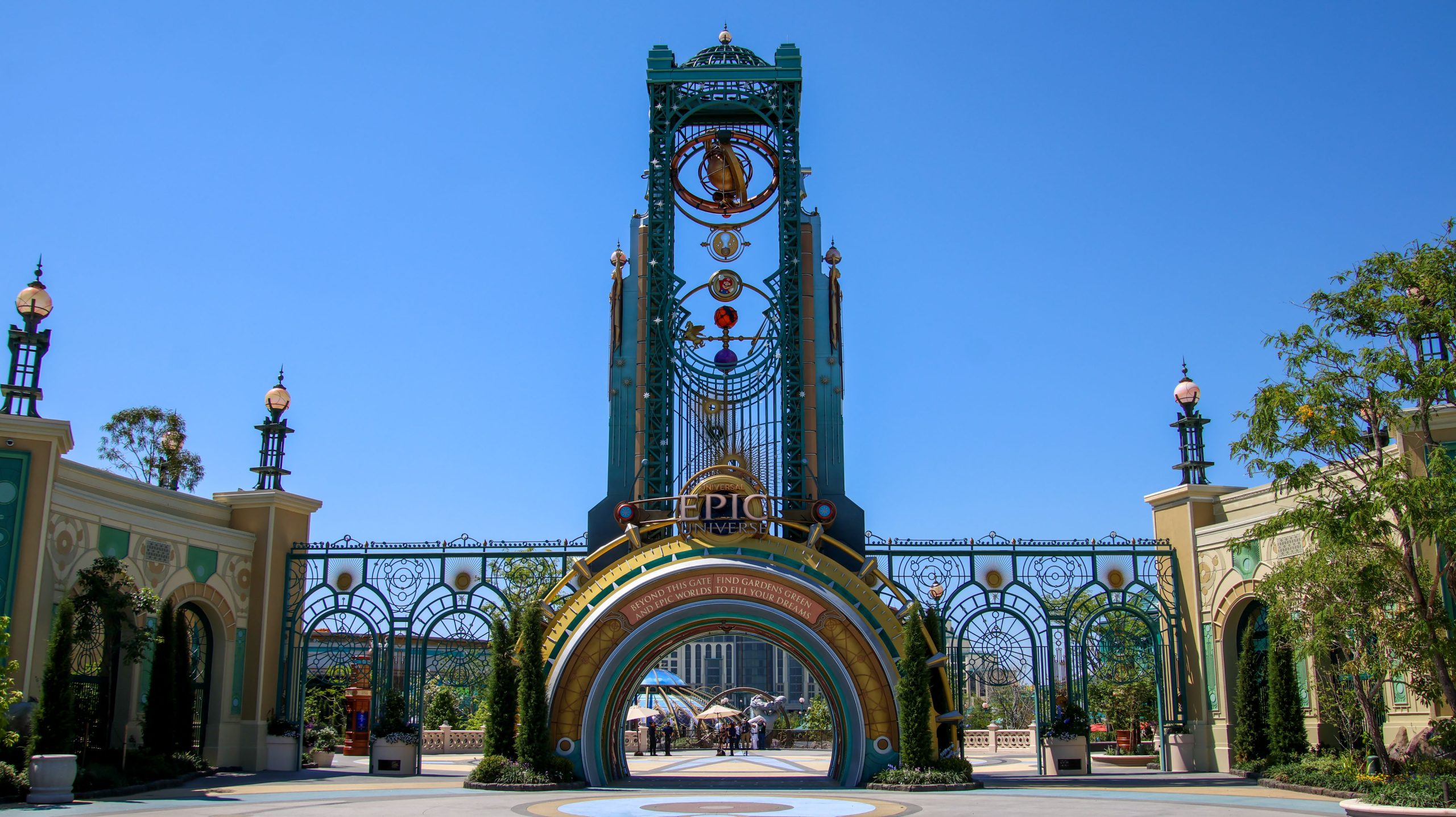 La Chronos Tower au centre de Celestial Park à Epic Universe
