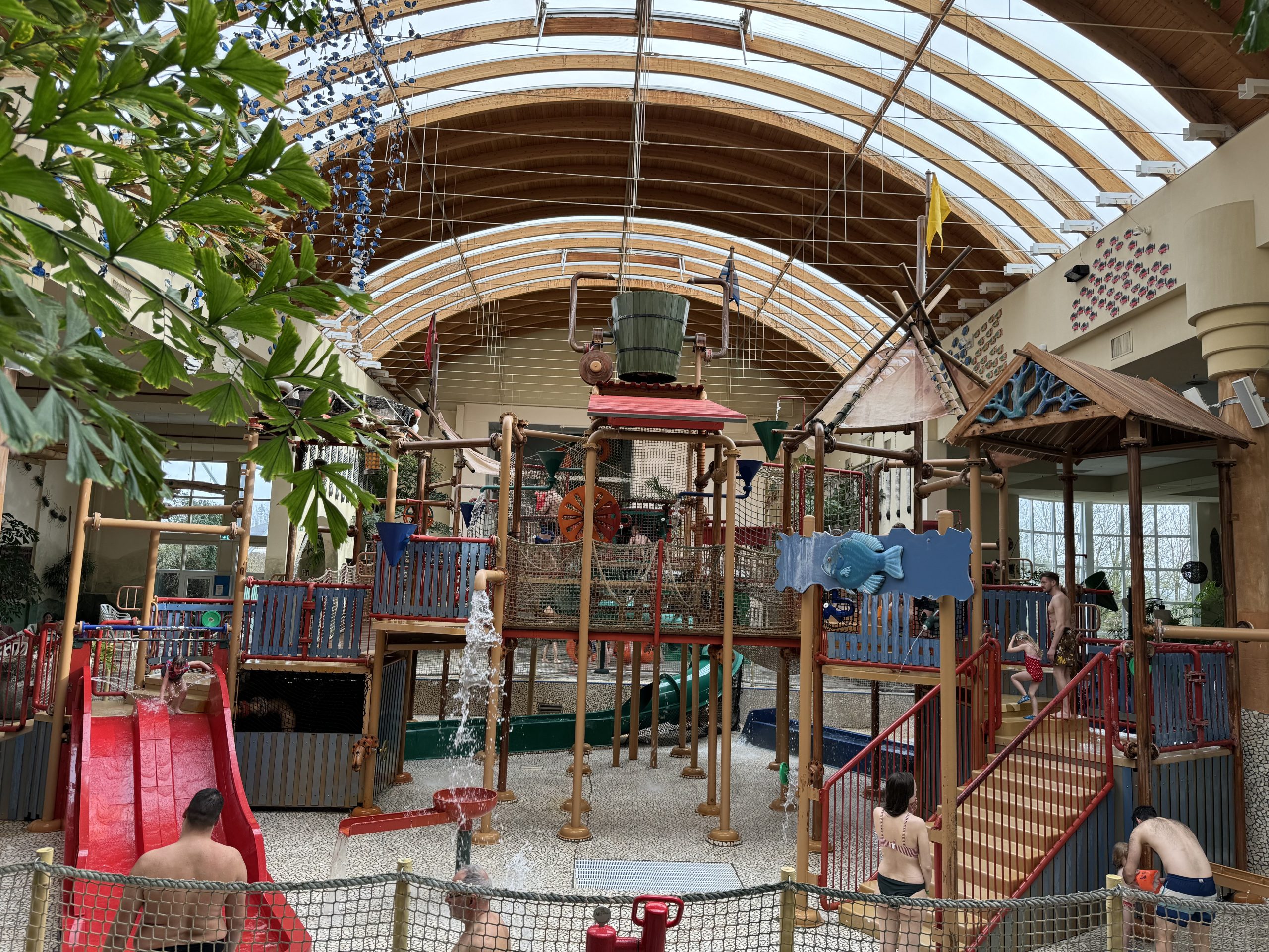 Espace Aqua Mundo d'un Center Parcs avec ses toboggans tropicaux