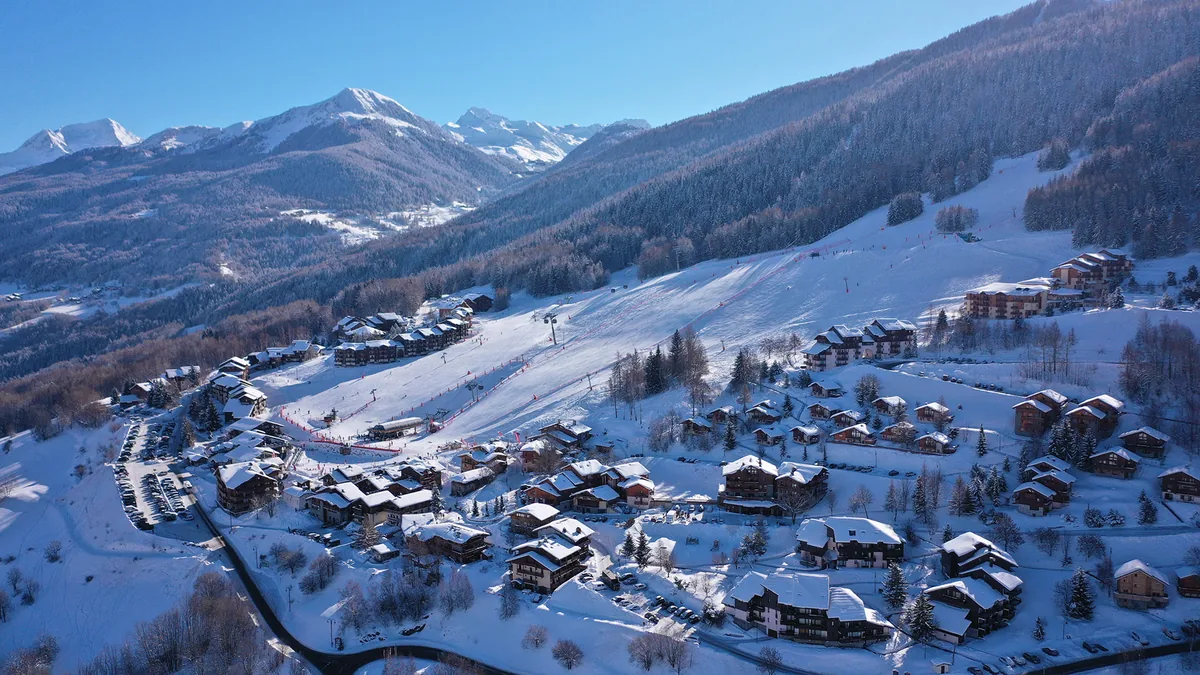 Vue aérienne de la station familiale de La Plagne Montalbert en hiver