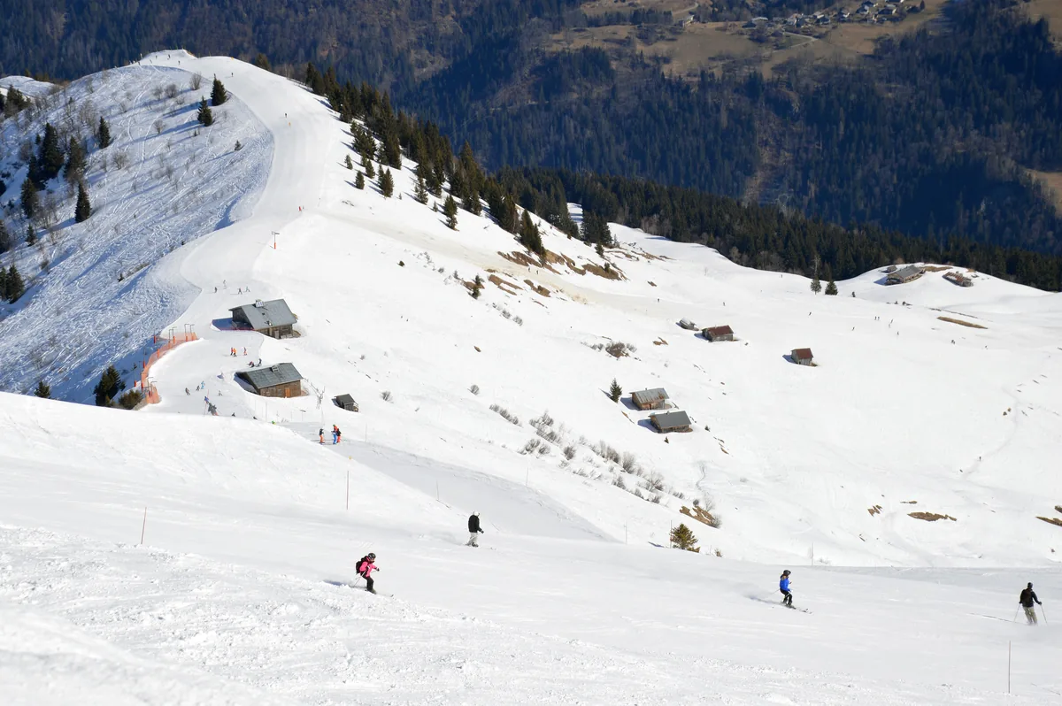 Skieurs sur une piste du domaine de Saint-Gervais-les-Bains face aux alpages